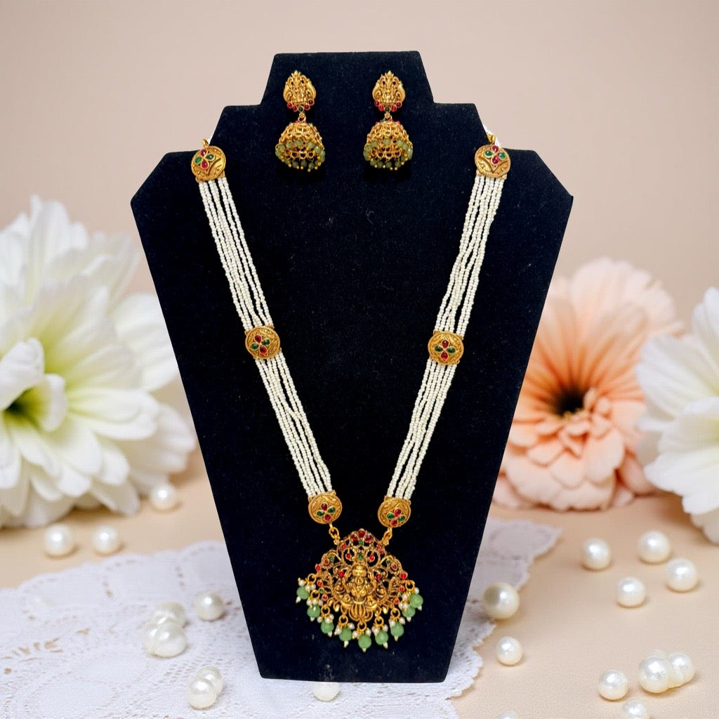 Malathi kundan Necklace and Jumkha Earrings Set